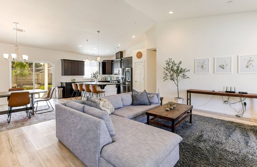 Redding House | Quartz Hill Manor | hot tub w/peace & quiet