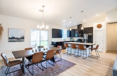 Redding House | Quartz Hill Manor | hot tub w/peace & quiet
