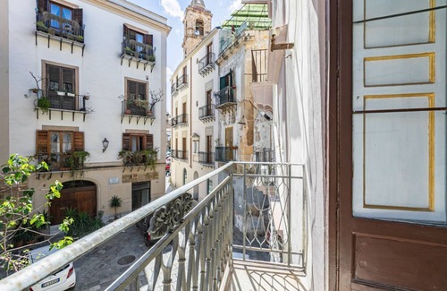 Centro Storico Apartment | Quattro Canti Roomy Flat with Balconies x4