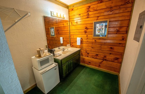 Buchanan Hotel | Queen and Full Beds Room