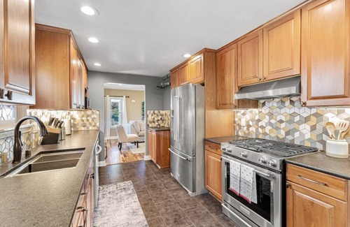 Lower Queen Anne House | Queen Anne Charm Near Tech Hubs & Entertainment