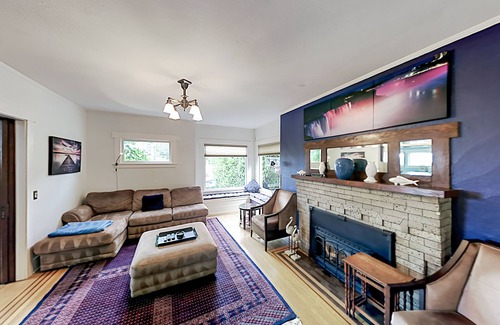 Queen Anne House | Queen Anne home with full kitchen, fireplaces, fenced yard with grill