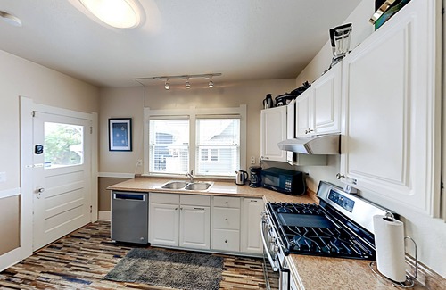 Queen Anne House | Queen Anne home with full kitchen, fireplaces, fenced yard with grill