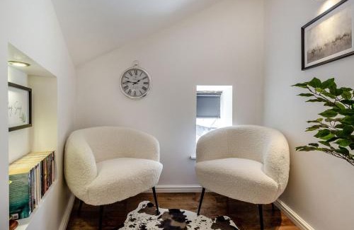 Eastgate Apartment | Queen Anne Suite