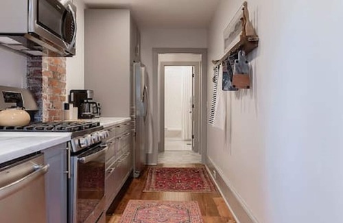 Columbia Apartment | Queen Anne Victorian - Eclectic Apartment