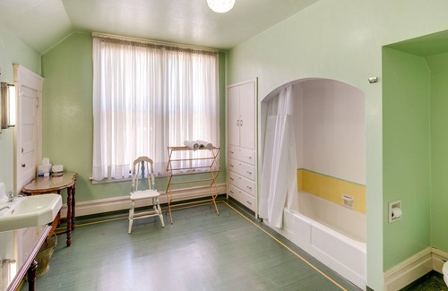 Lodi House | Queen Anne Victorian Home < 1 Mi to Downtown Lodi!
