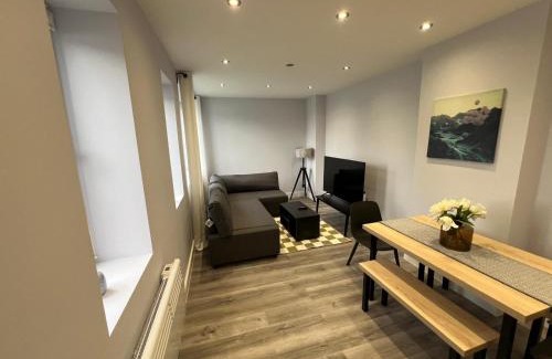 Abingdon Apartment | Queen Apartment - High Spec - En-Suites - 7 Guests