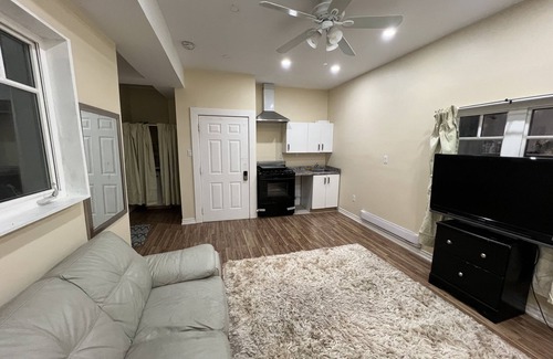 York Regional Municipality Apartment | Queen Bed Apartment with Seamless Living & Kitchen
