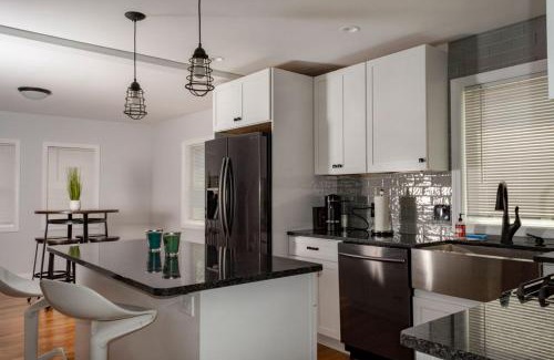 Stoneham House | Queen Bed - Boston - RM 2