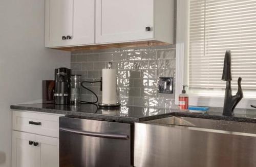 Stoneham House | Queen Bed - Boston - RM 2