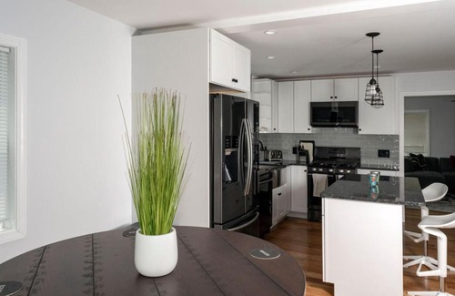 Stoneham House | Queen Bed - Boston - RM 3