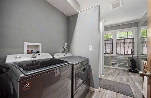 Peoria House | Queen Bed Retreat | Full Kitchen + Laundry Access