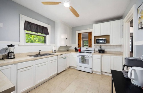 Peoria House | Queen Bed Retreat | Full Kitchen + Laundry Access