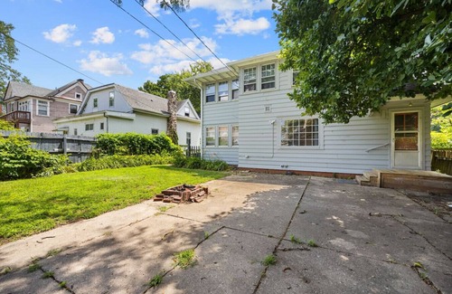 Peoria House | Queen Bed Retreat | Full Kitchen + Laundry Access