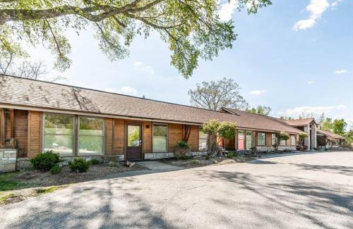 Holiday Island House | Queen BR home, walk to Marina, food truck, trails