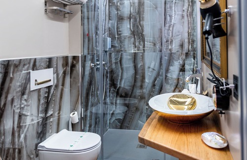 San Vincenzo House | Queen Catlleya Suite