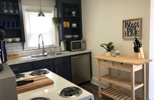 Enderly Park House | Queen City Cottage · Queen City Cottage mins to Uptown, Wifi + Netflix
