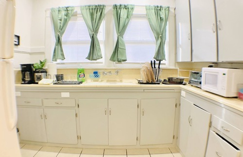 Oleander - Sunset Apartment | Queen Full Twin Bed/Sleeps 5/Furnished Private APT/In-Unit Washer Dryer/65" HDTV