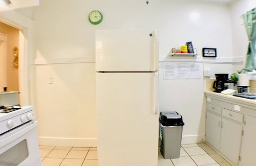 Oleander - Sunset Apartment | Queen Full Twin Bed/Sleeps 5/Furnished Private APT/In-Unit Washer Dryer/65" HDTV