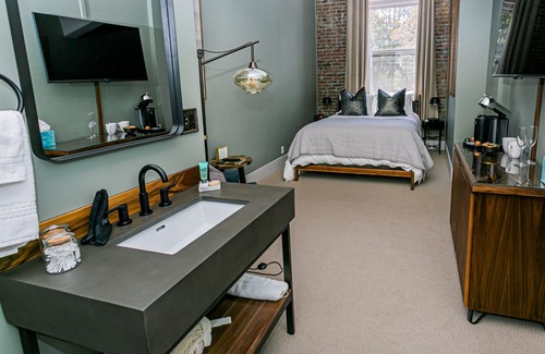 Jacksonville Hotel | Queen Guest Room at The Jacksonville Inn