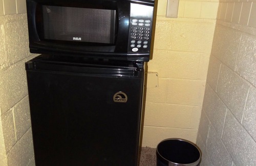 Mount Ida Apartment | Queen Guest Room located at the Joplin Inn on the highway at the entrance to Mountain Harbor, 2 1/2 miles from Lake Ouachita. by RedAwning
