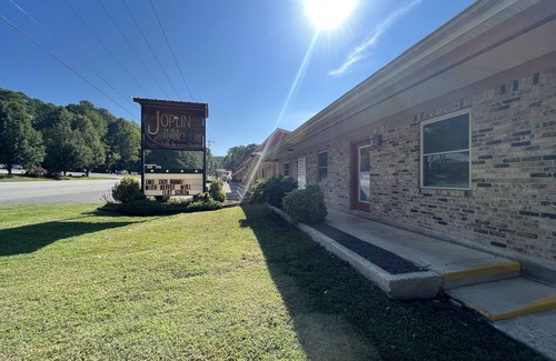 Mount Ida Apartment | Queen Guest Room located at the Joplin Inn on the highway at the entrance to Mountain Harbor, 2 1/2 miles from Lake Ouachita. by RedAwning