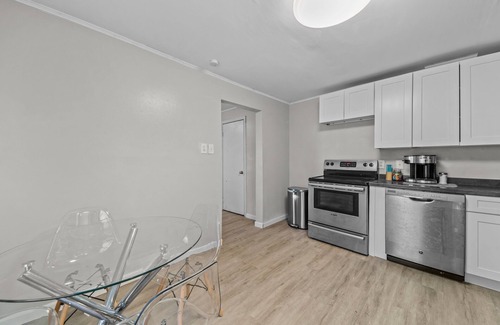 Greensboro Apartment | Queen Loft .5 Mile Downtown - HS Internet 55 in TV
