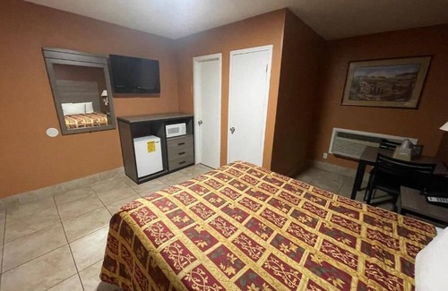 Victorville Hotel | Queen Non Smoking at New Corral Motel