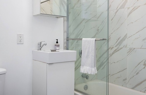 Westlake Apartment | Queen of LA Heart | Clean and Comfy!