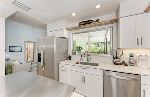 Whitfield House | Queen Palm - Private Pool, Beach, Pet-Friendly!