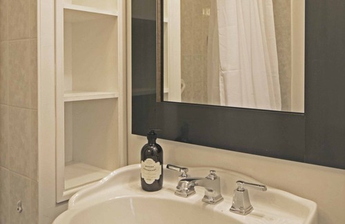 Old Town Historic District Bed & Breakfast | Queen Regent