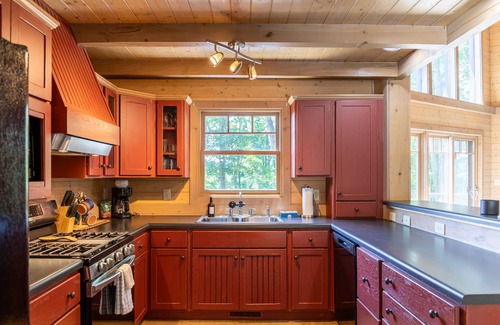 West Jefferson Cabin | Queen Ridge Cabin - Great views, secluded, hot tub, fire pit!