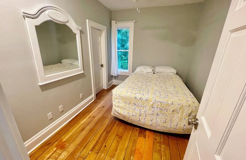 Bayfield Bed & Breakfast | Queen room in Historic Bayfield Bed & Breakfast Fast WiFi