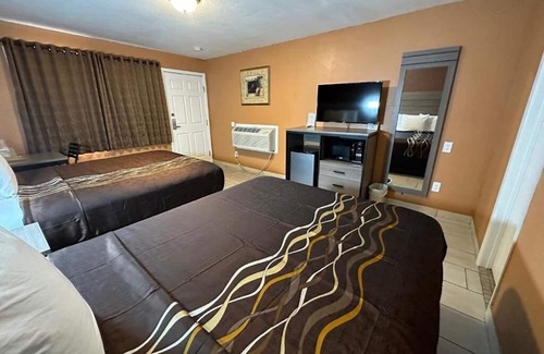 Victorville Hotel | Queen Room With Two Queen Beds- Non Smoking