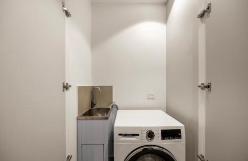 Brisbane Central Business District Apartment | Queen's Wharf Brisbane Luxury Apt River Views