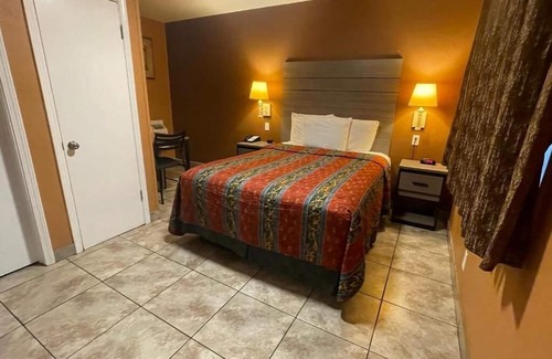 Victorville Hotel | Queen Smoking at New Corral Motel