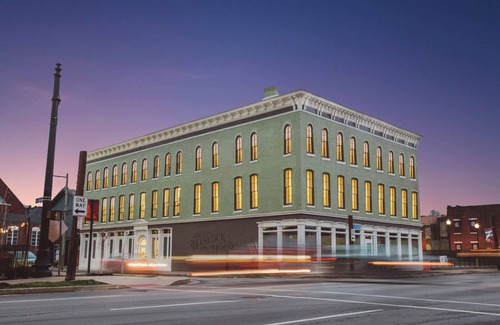 East Market District Apartment | Queen Studio - Hancock House Louisville