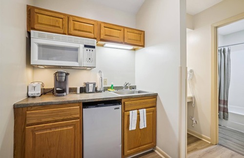 West Bridgewater Hotel | Queen Studio on the 2nd floor with outdoor heated pool 210