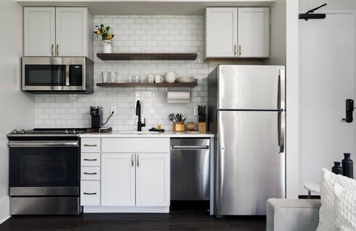 East Market District Apartment | Queen Suite - Hancock House Louisville