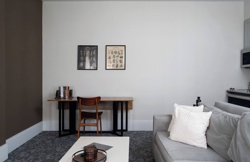 East Market District Apartment | Queen Suite - Hancock House Louisville