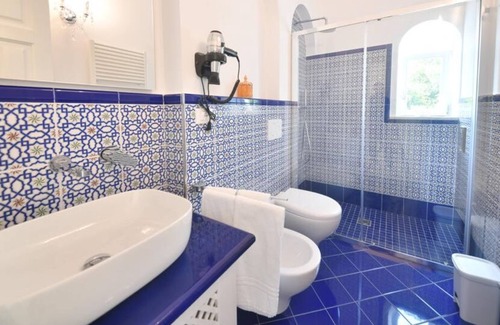 Forio House | Queen Suite