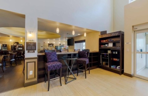 Miami Springs Apartment | Queen Suite Near Curtiss Mansion MIA
