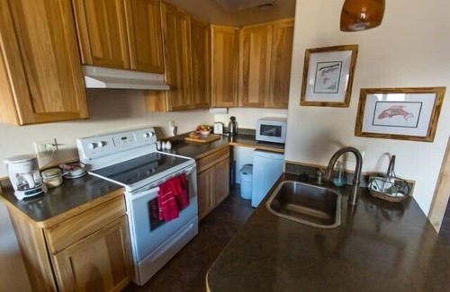 Seward Apartment | Queen Suite with a kitchen and private bath