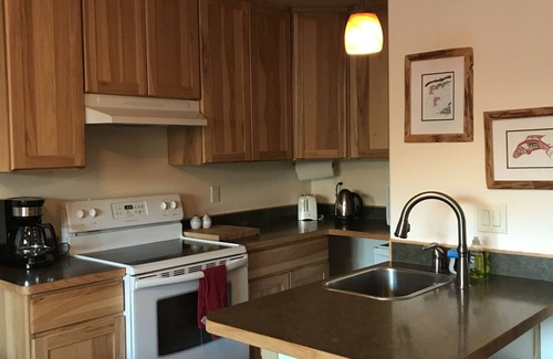 Seward Apartment | Queen Suite with a kitchen and private bath