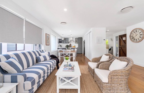 Berry Cottage | Queenberry Cottage, Berry: Hot Tub, Walk To Town, Close To Beach!