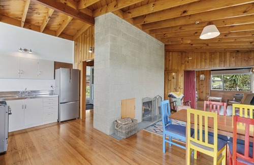 Waikanae House | Queenie - Waikanae Beach Holiday Home