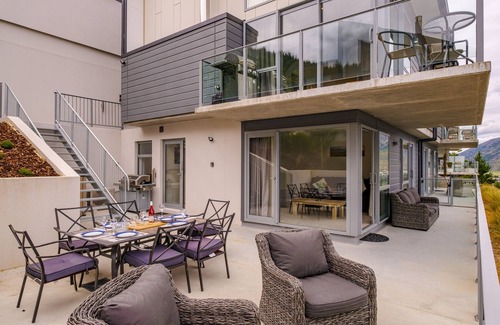 Frankton Cottage | Queenstown Lake Views - Downstairs Apartment