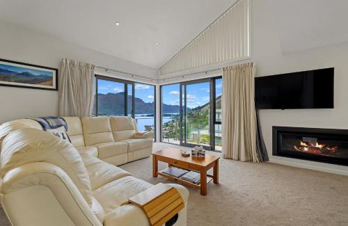 Frankton House | Queenstown Lake Views - Upstairs Apartment