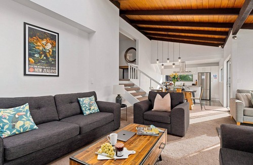 Queenstown House | Queenstown Lakefront Dream | 3 Bed | Hot Tub | BBQ