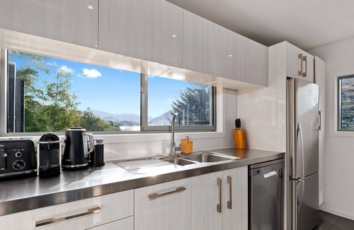 Queenstown House | Queenstown Lakefront Dream | 3 Bed | Hot Tub | BBQ